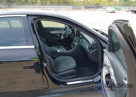 2018 Mercedes-Benz C 300 z USA, uszkodzony, nr VIN 55SWF4JBXJU279099